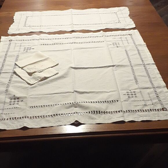 4 pc bundle 32" sq. gathered threads design tablecloth, runner & 2 bonus napkins - Picture 1 of 7